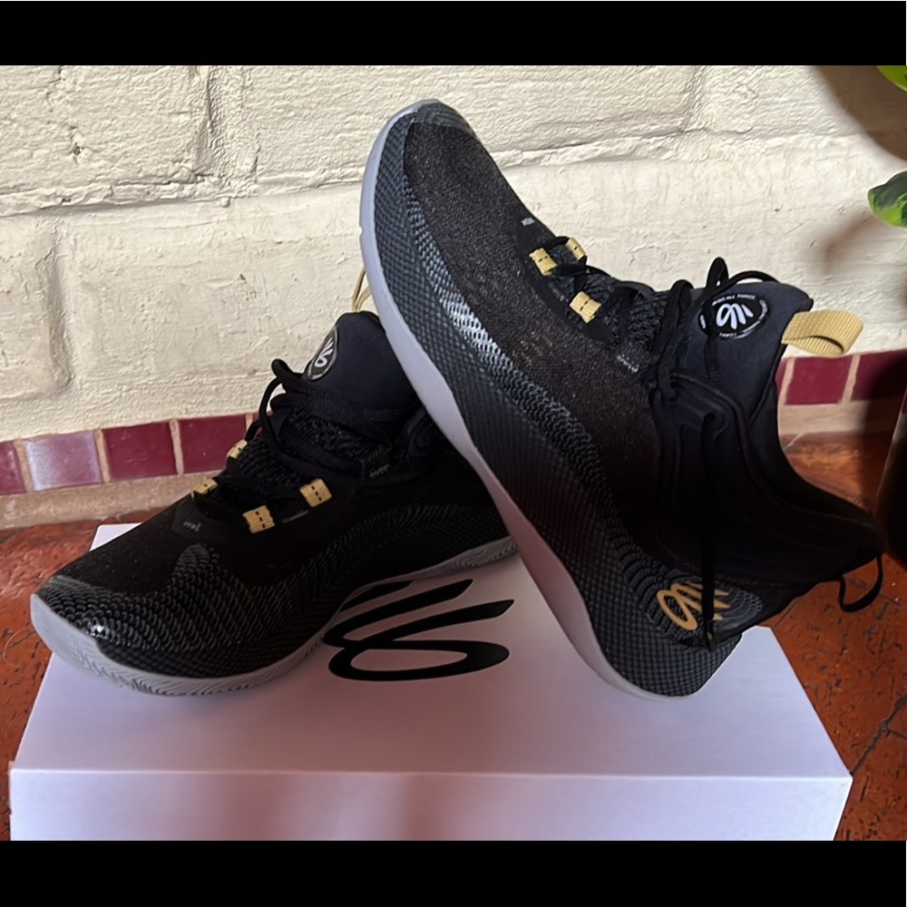 NEVER USED Curry Black Hovr Splash basketball shoes